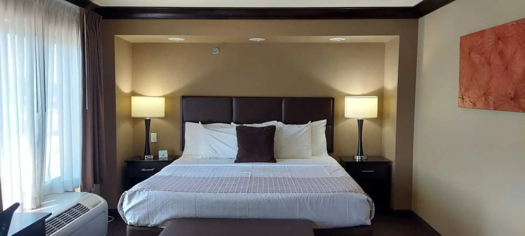 Parkwood Inn & Suites