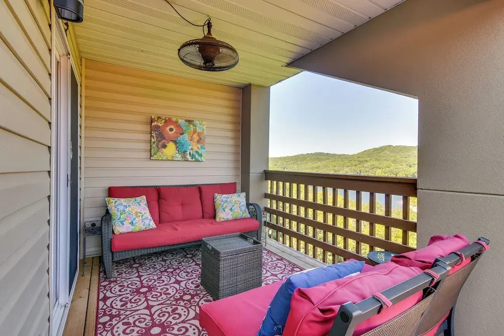 Near Silver Dollar City! Condo w/ Hot Tub & Lake