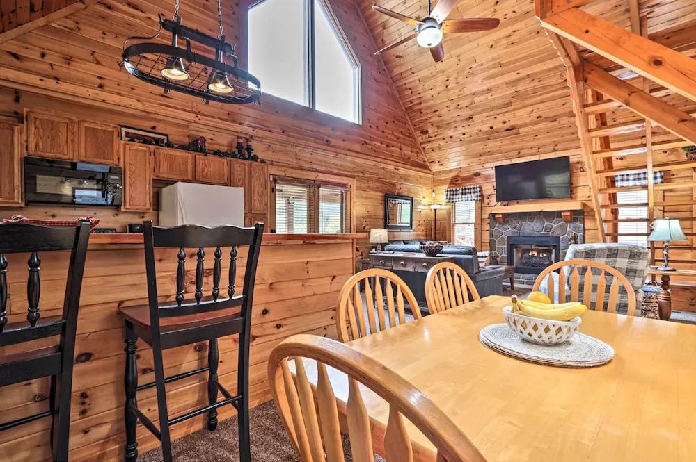 Homey Sevierville Cabin w/ Deck Near Pigeon Forge!