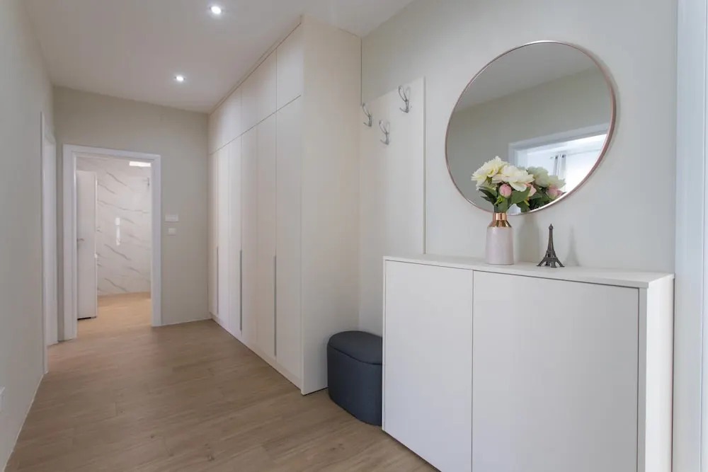 Apt Sara - Classy 100 m2 w Balcony, 2 min to Beach
