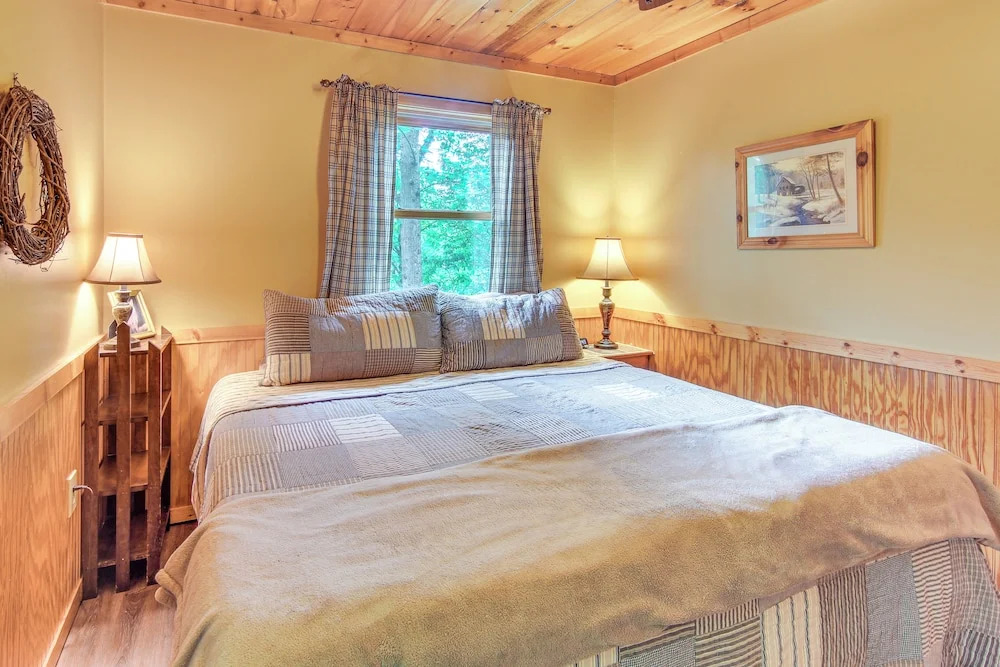 'fox Den' w/ Hot Tub! 22 Mi to Cataloochee Skiing