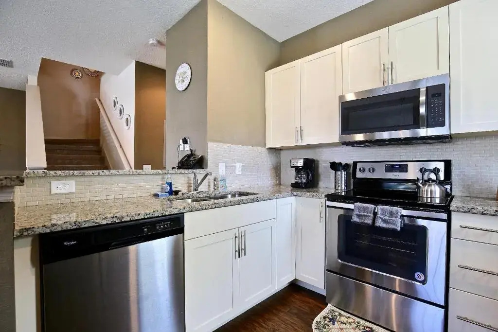 Amazing townhouse fits in10 gated community just 10 min to Disney!