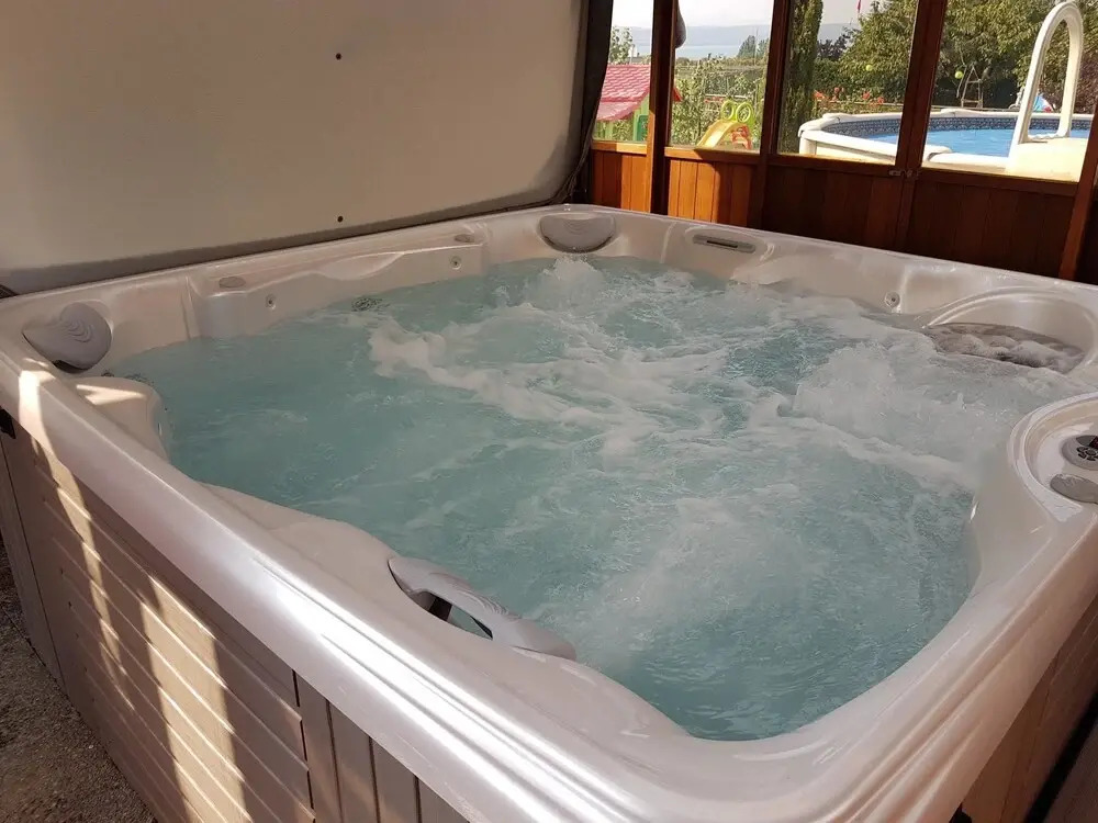 Studio in Bevaix, With Pool Access, Enclosed Garden and Wifi