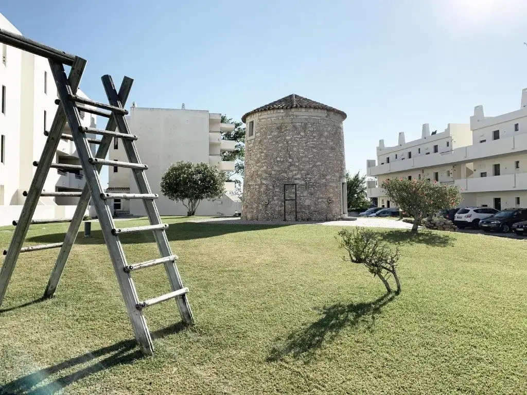 Seaview Studio - 10 Min. Beach, Private Condo, Pool, Grill & Free Parking