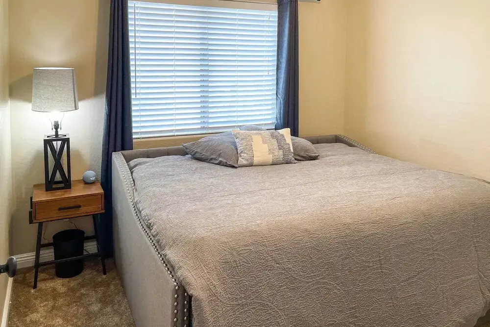 Beautiful Lakefront Peoria Home w/ Community Pool