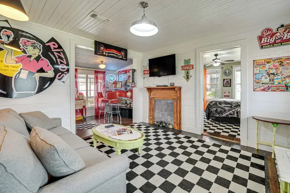 Retro Retreat in Llano w/ Screened Porch!