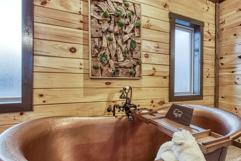 ERN823 - EAGLE FALLS - GREAT LOCATION WITH PRIVATE HEATED INDOOR POOL! CLOSE TO TOWN! cabin