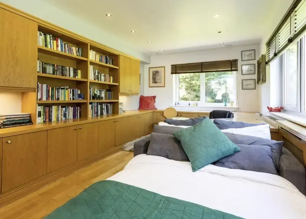 Sleeps10/18-parking-garden-pool-hottub-balcony