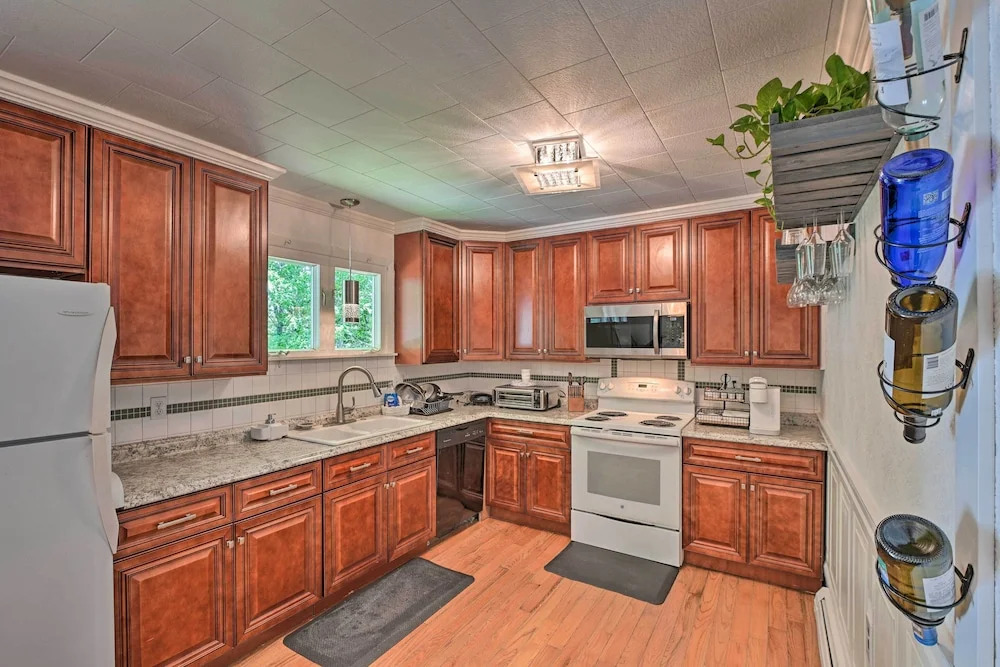 Cute Ellsworth Home w/ Deck, 16 Mi to Acadia!
