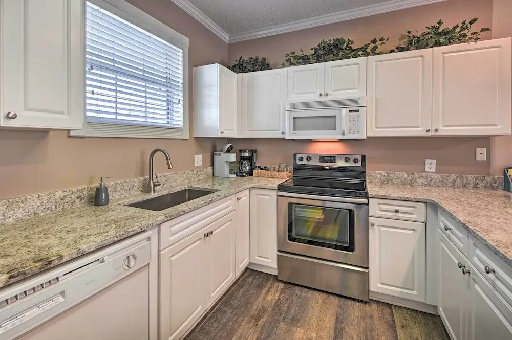 2 Mi to Water: Myrtle Beach Condo w/ Pool Access