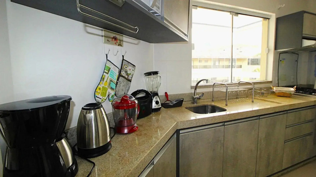 1067 - Apartamento para locação em Bombinhas com 03 suítes