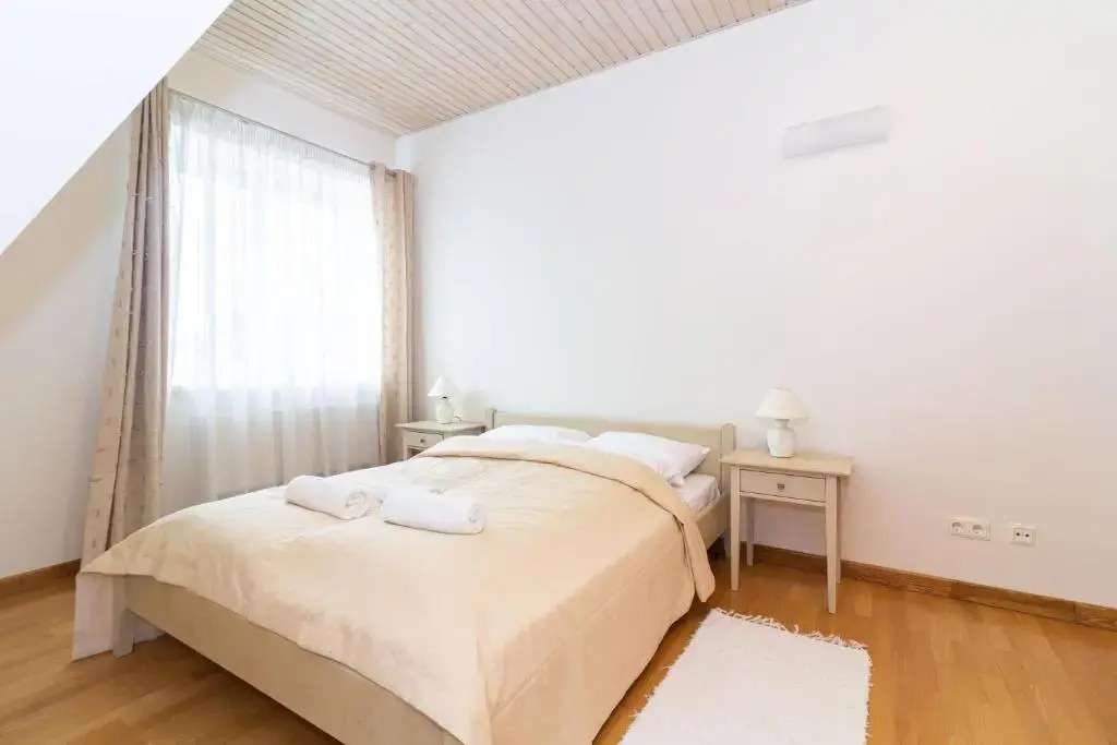 -V66- Apartment, By Cohost
