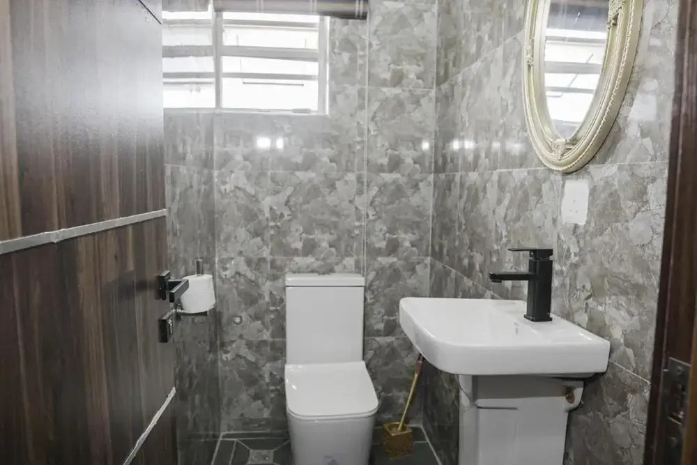 Momak 8 Hotel Adenuga House