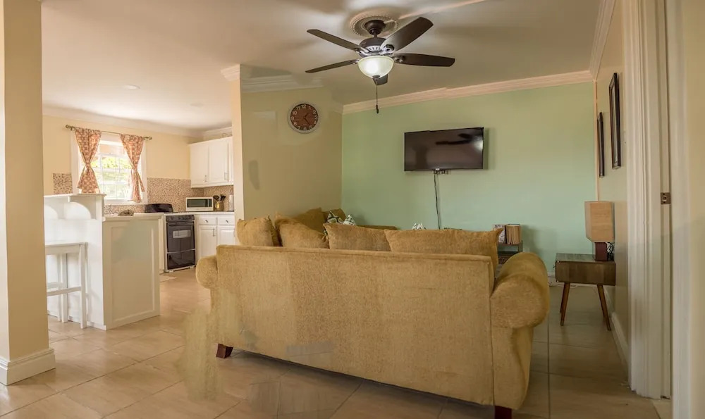 Apartment Soleil 2 mins Walk to Beach, Town and Soufriere Attractions