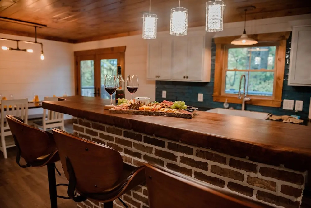 Bigfoots Retreat 2 Bedroom Chalet by RedAwning