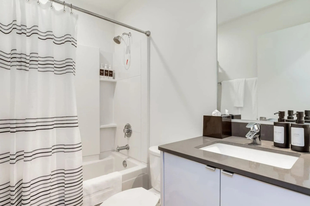 2BR 2BA The Ballard Modish Seattle Location With Rooftop View