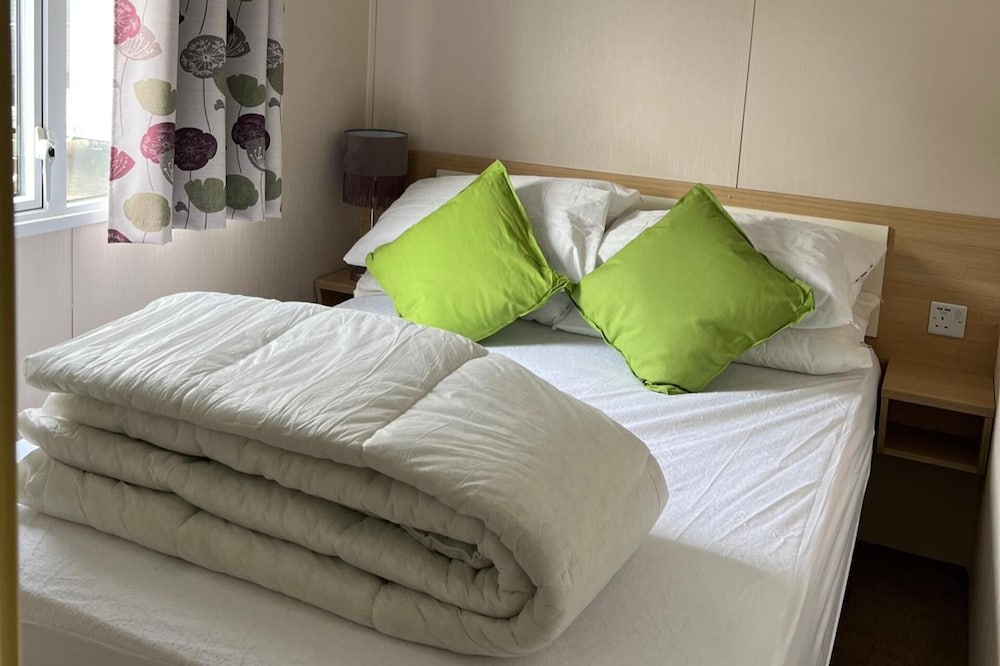 Cabin - Sleeps 6 - Beach 10 Minutes Drive