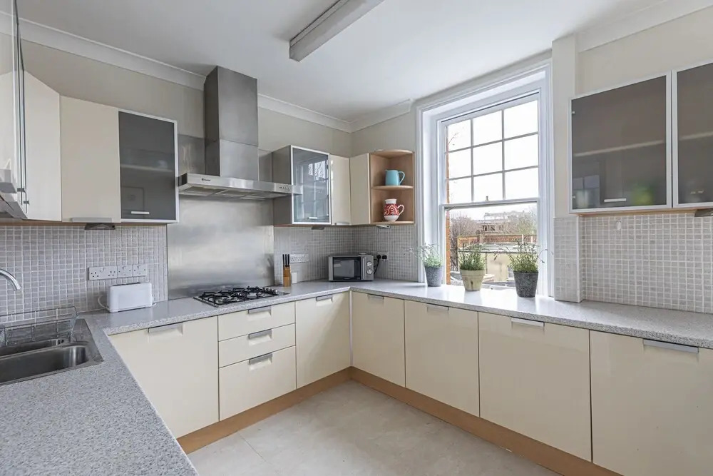 Stylish 3 Bedroom Flat with balcony is West Kensington