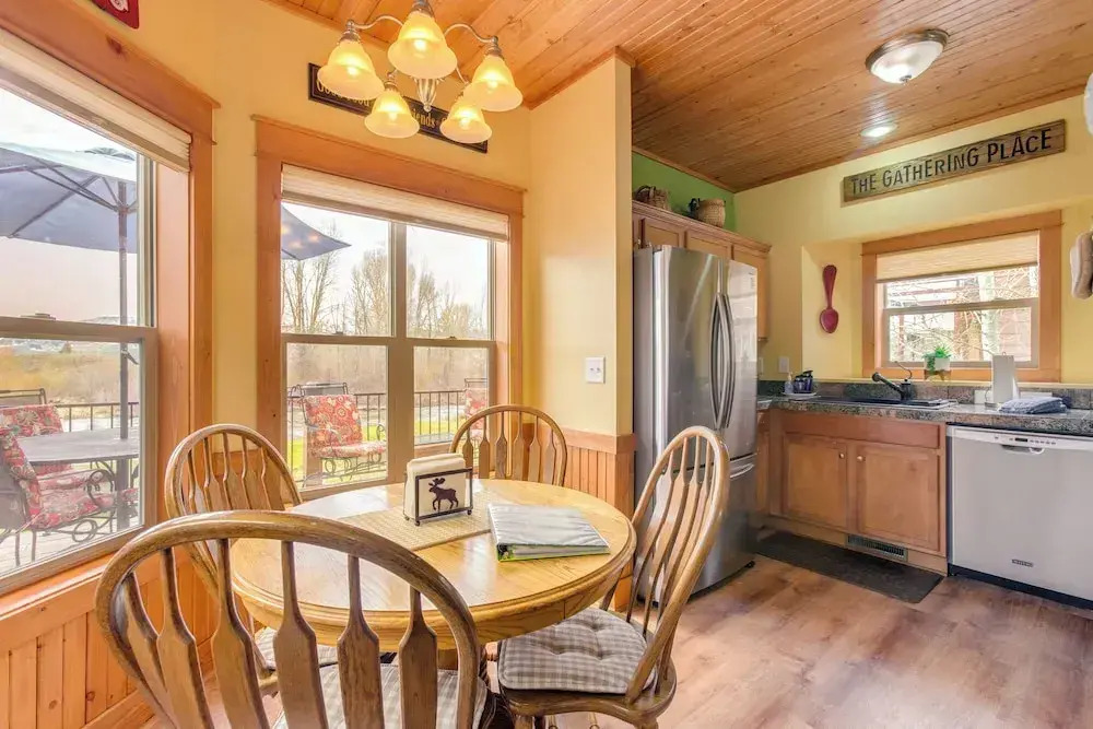 Riverfront Cabin, 4 Mi to Granby Ranch