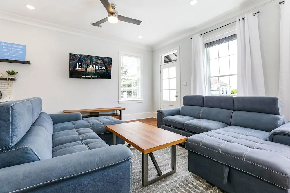Modern 4 BR Condo with Balcony & Pool - Near FQ