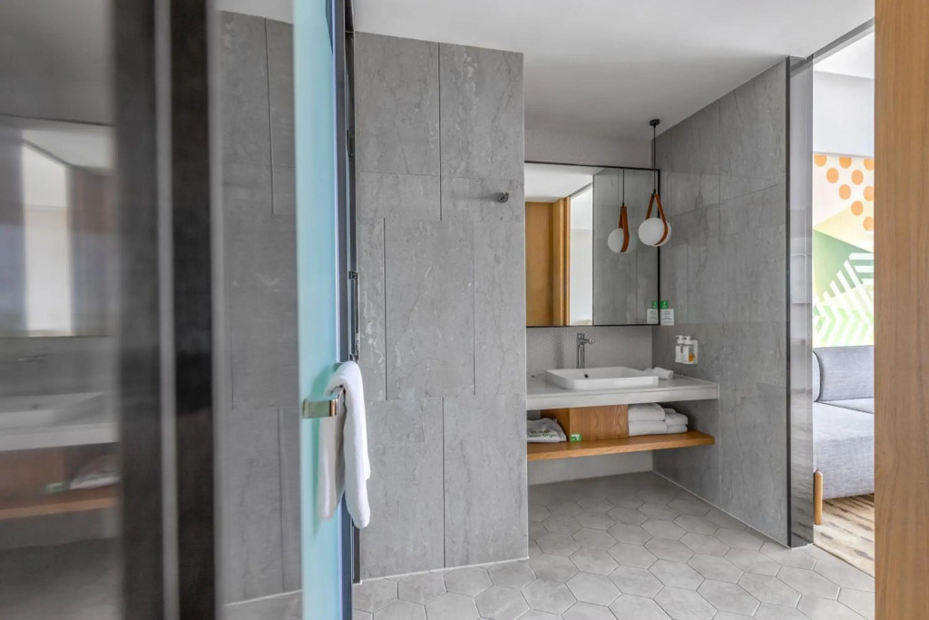 Holiday Inn Guangzhou South Lake-an lHG Hotel