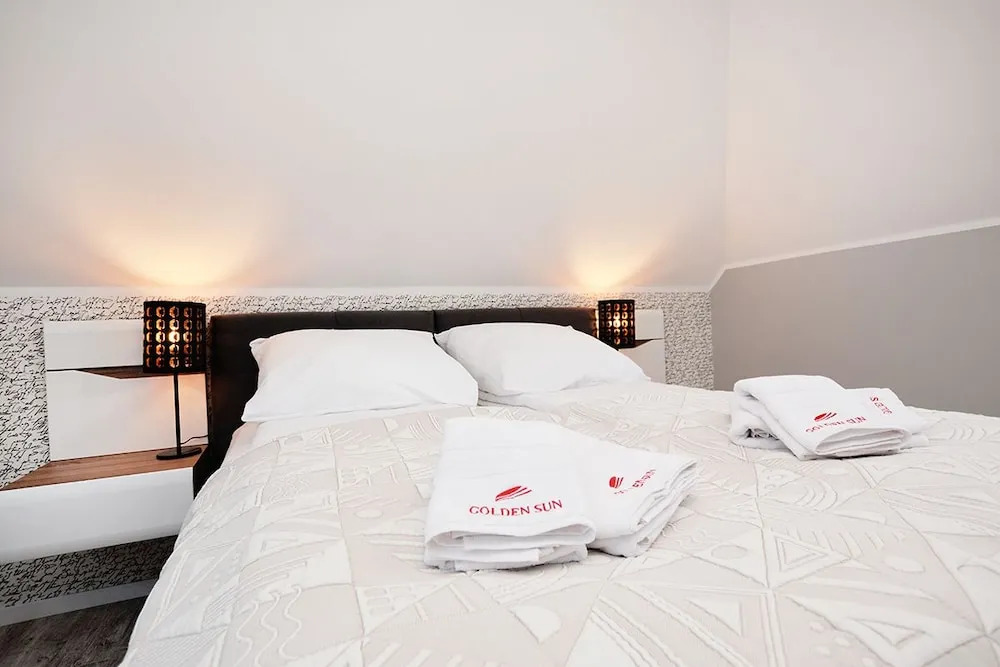 Golden Sun Apartments - Port