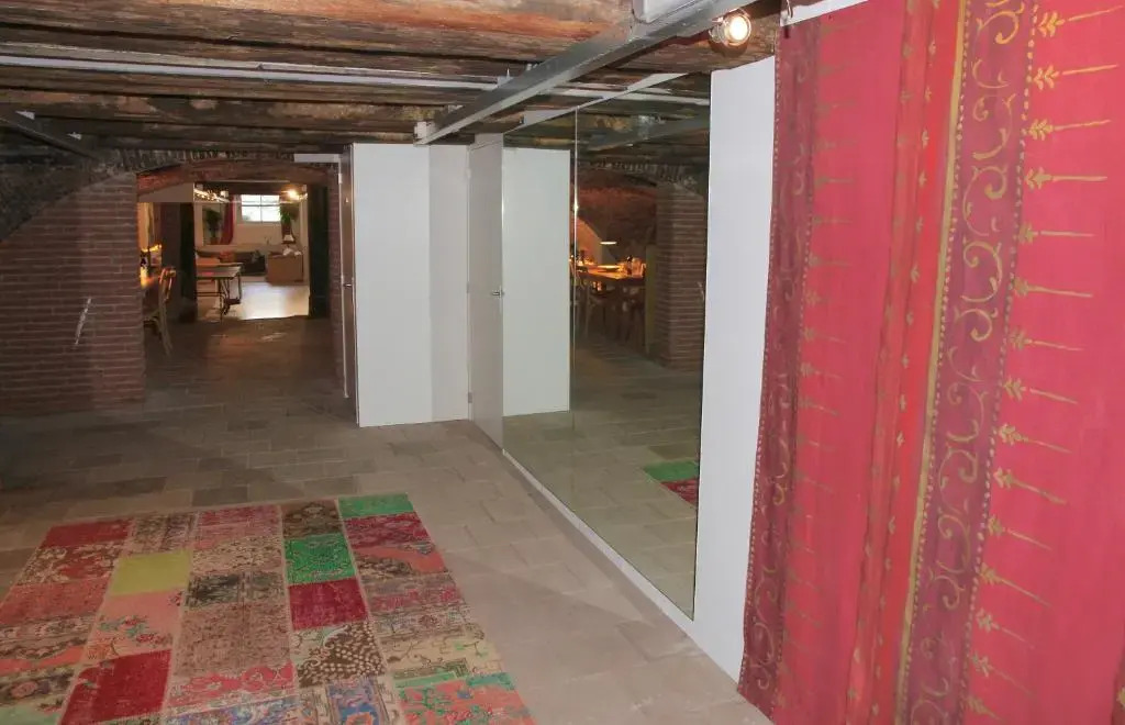 Top-notch space along canal in historic centre