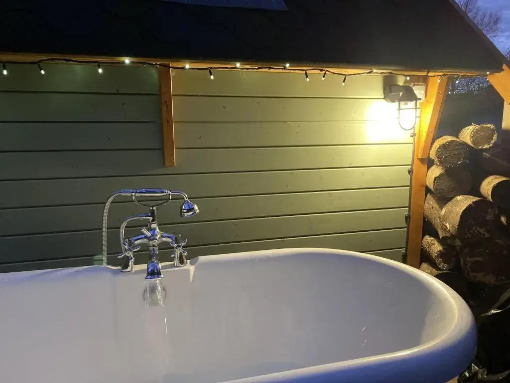 Hobbit Cabin for 2 - Outdoor Bath / Wood Burner