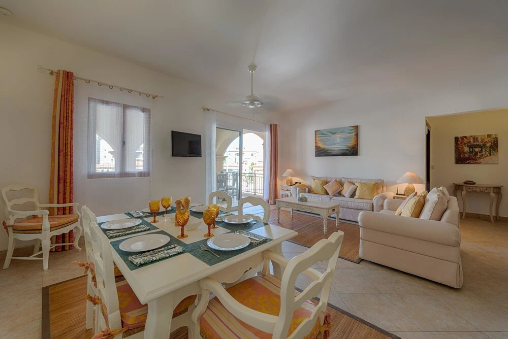 Porto Cupecoy Dream, Walk to Shops, Restaurants Beaches, Communal Pool, Free Wifi, AC