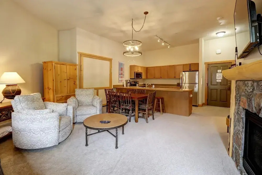 Spacious Top Floor Condo With Awesome Views and Vaulted ceilings - CS425 by Redawning