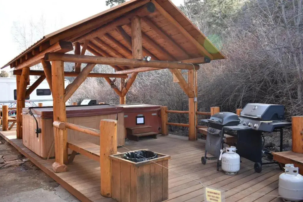 Ute Bluff Lodge, Cabins and RV park
