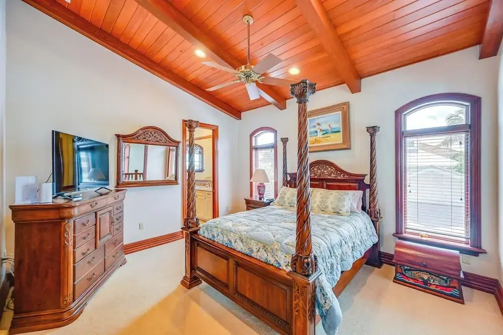 Waterfront Stunner: Effortless Elegance in Naples!
