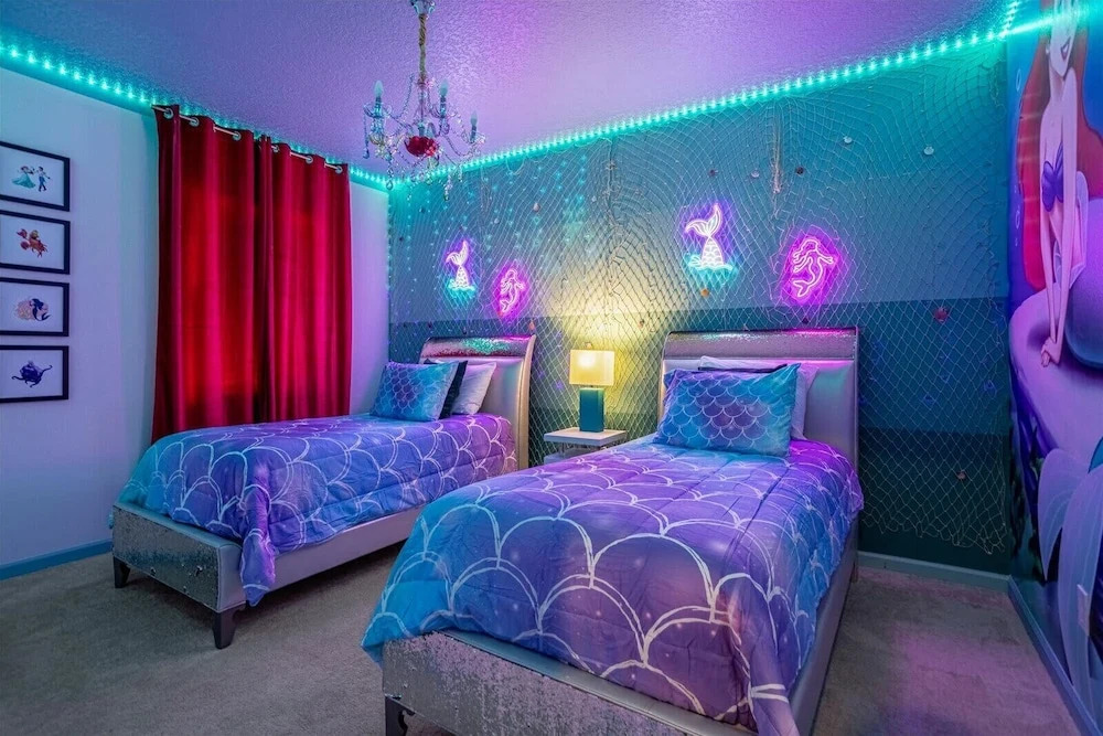 Upstay Mansion w Cinema, Games, Pool - Sleeps 24