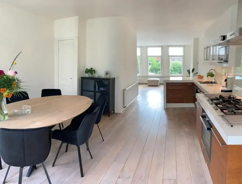 Bright Waterview Apartment