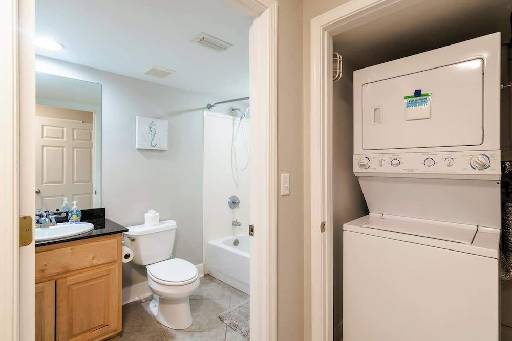 Cozy 2 bed 2 bath condo at the beachside Ocean Club Villas