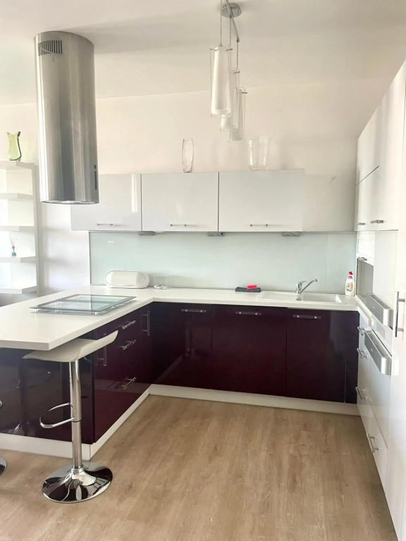 Modern apt, nice view and a walk to city centre