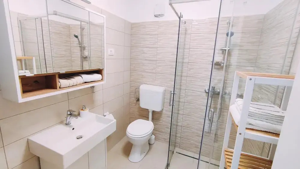 Apartment and Room Bitinada