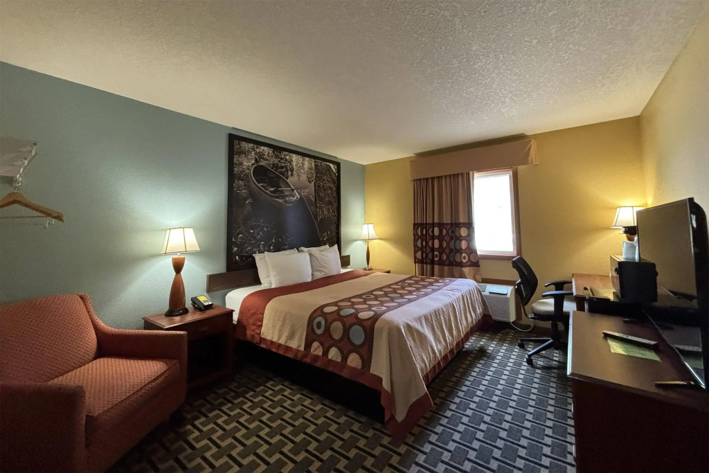 Super 8 by Wyndham Staunton