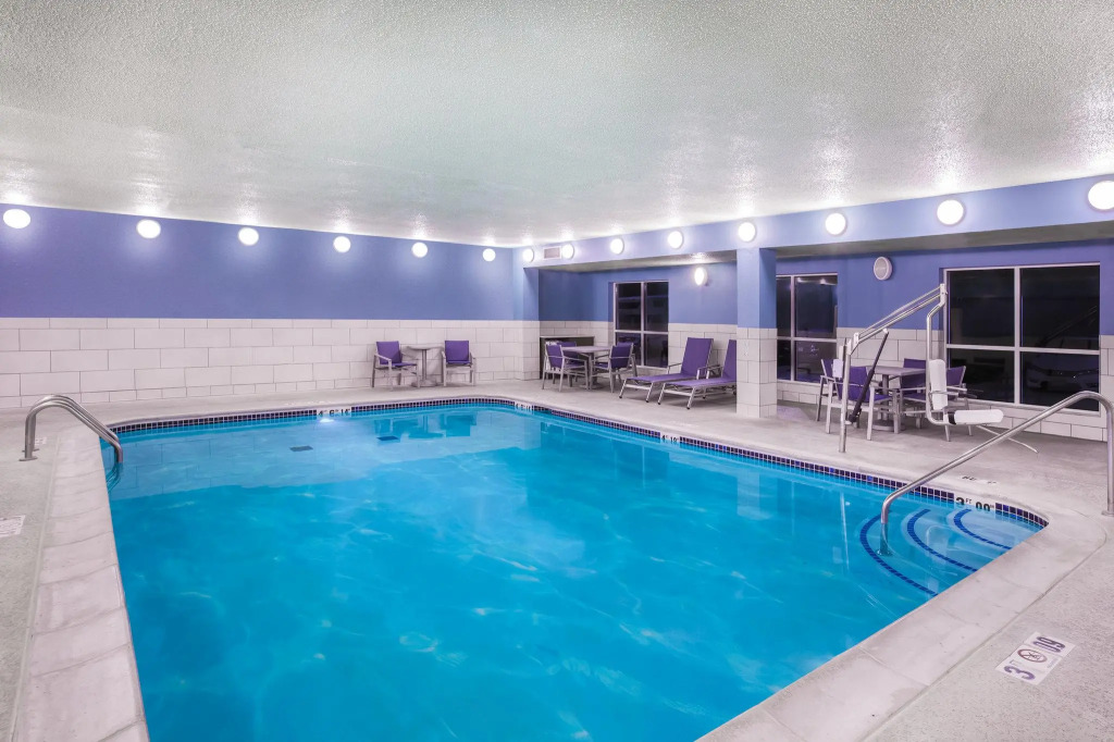 Holiday Inn Express & Suites Bellevue -Omaha Area- by IHG