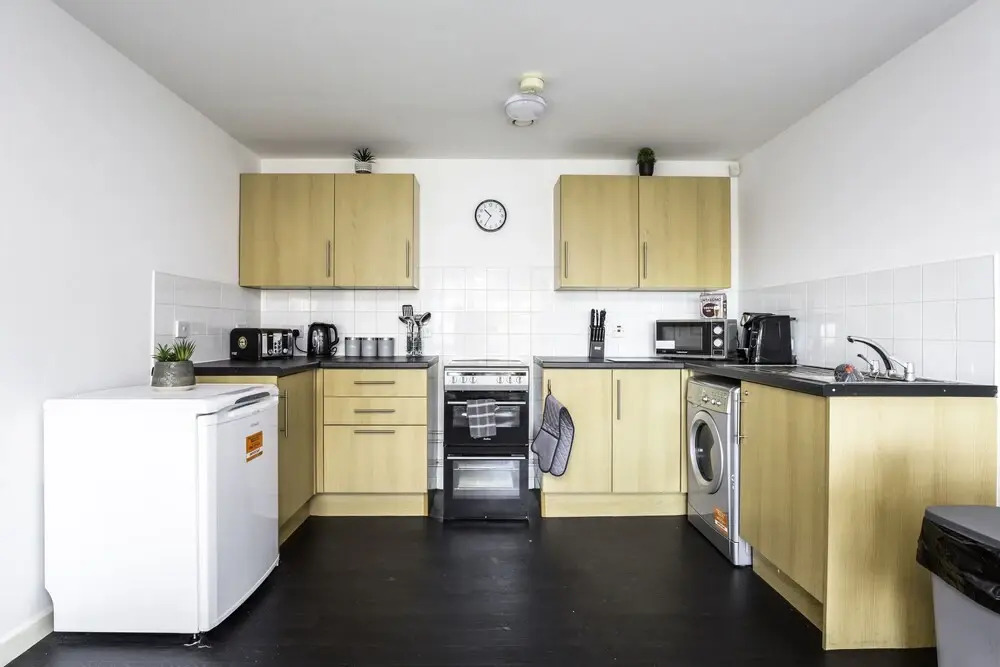 Large Apartment With Balcony Free Parking & Fast Wifi