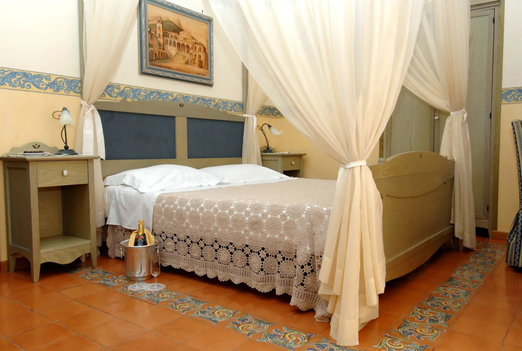 Hotel Antica Repubblica in the historical center 2 minutes away,at 170mt, from the Sea