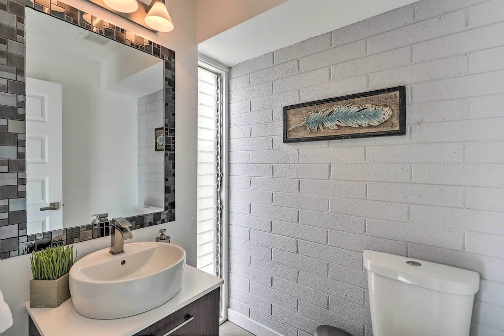 Chic Scottsdale Home w/ Balcony, Walk to Old Town!