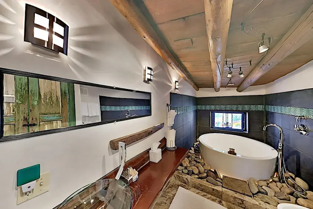 Gorgeous Suite: Full Kitchen, Jetted Tub & 2 Kivas 1 Bedroom Duplex