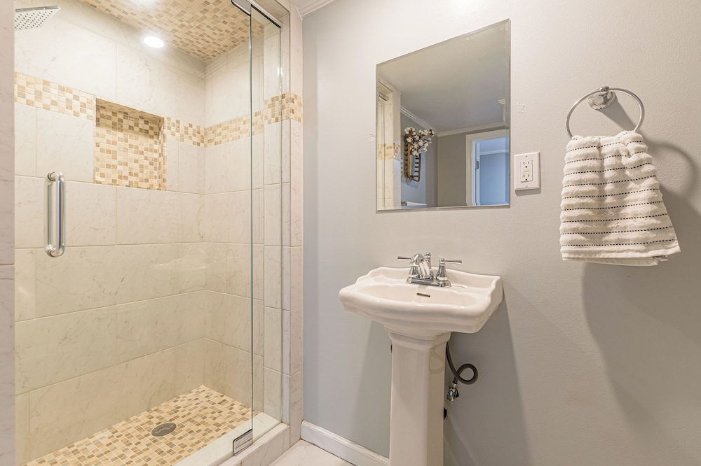Luxury 5BR Retreat with Private Pool