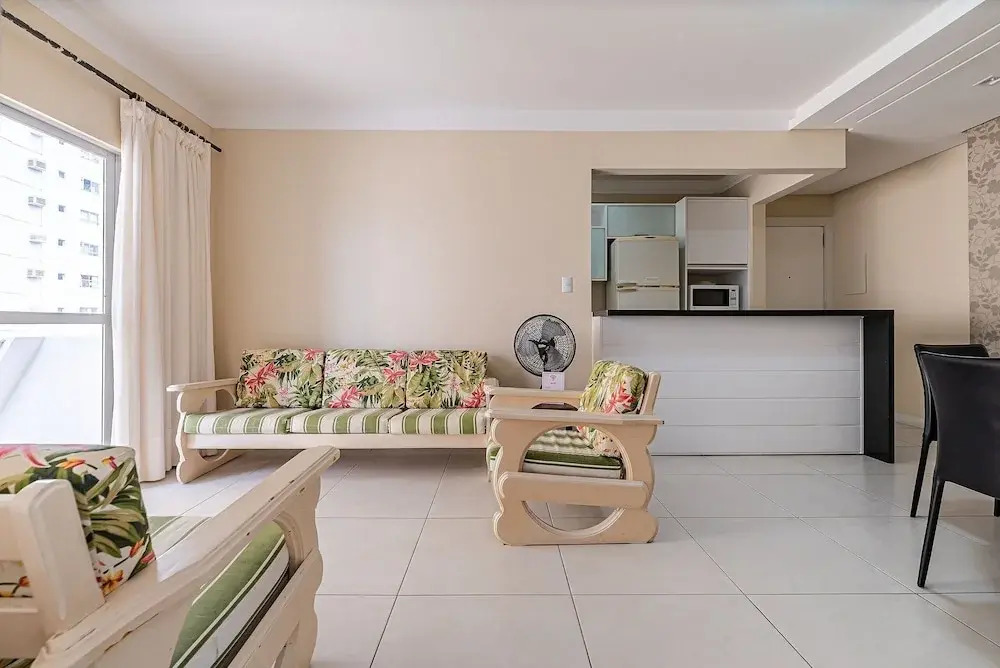 Sea View apt 130m From the Beach in BC Erg605