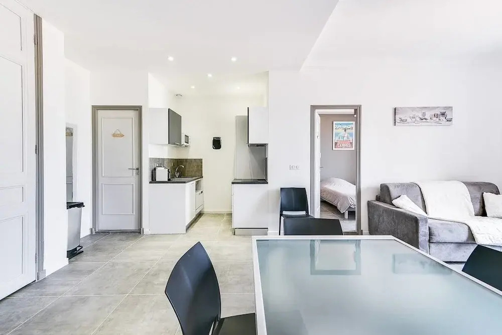 Beautiful Modern Apartment for 4 People in Cannes!