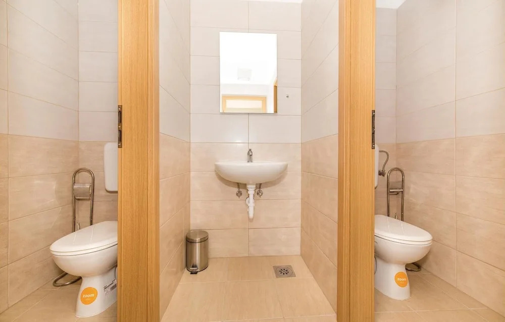 Amazing Home in Divulje With Wifi and 8 Bedrooms
