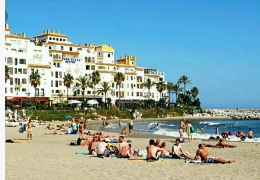 En la playa .Piscinas jardines Puerto Banús
