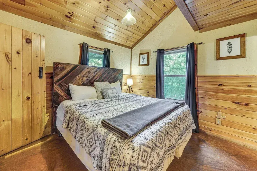 3 Mi to Beavers Bend State Park: Wooded Hideaway!