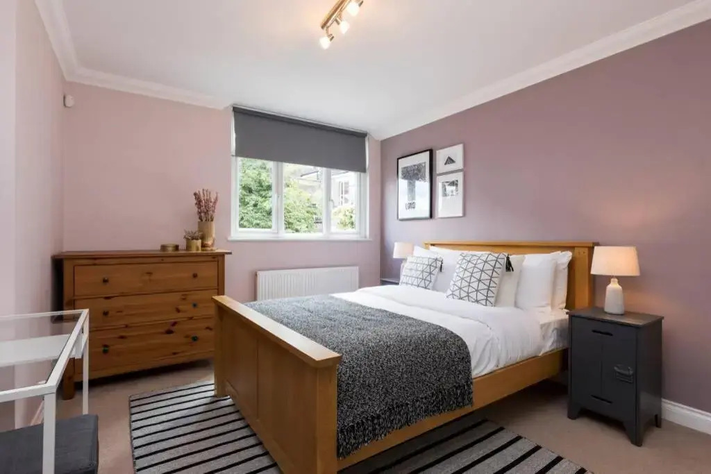 Amazing 4 Bed House wParking 2min walk to Station